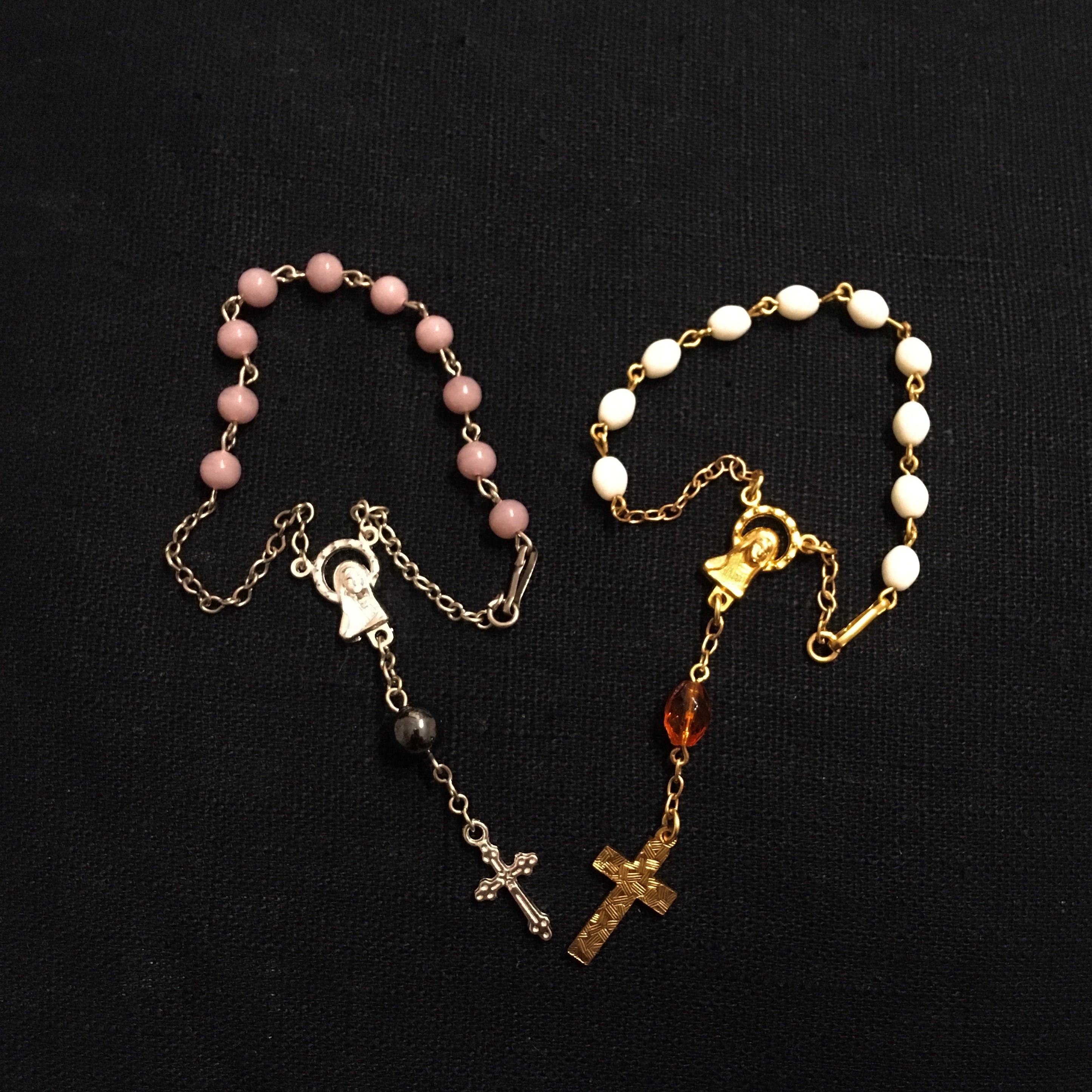 Náramky s amuletem křížek